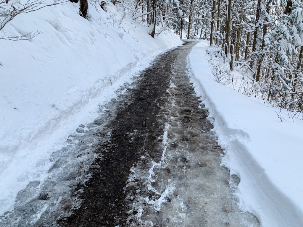 雪の山道