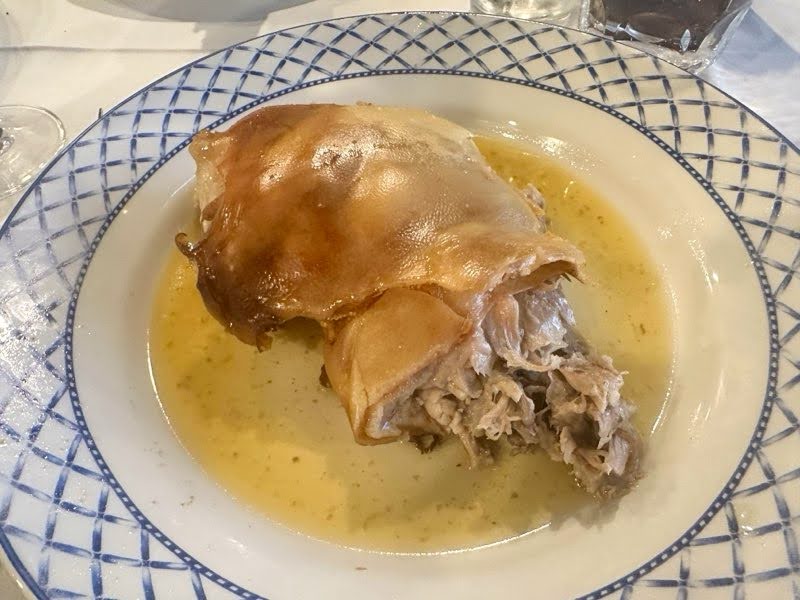 皿にのった子豚料理